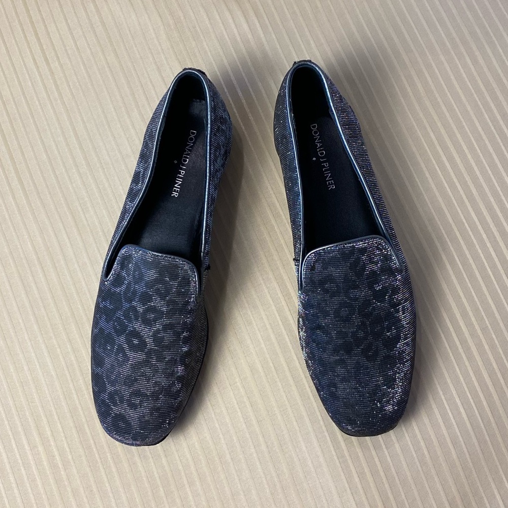 New DONALD J PLINER women shoes, silver grey color. Size 10.